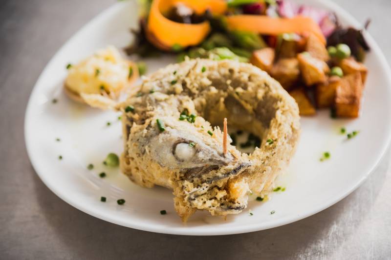 cuisson du Merlan dans notre restaurant Sète proche de balaruc 