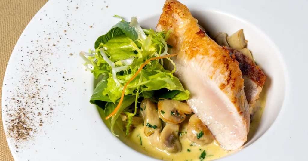 découvrez une délicieuse sauce au poulet et aux champignons, parfaite pour accompagner vos plats et ravir vos papilles.