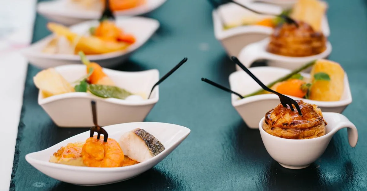 découvrez notre vol-au-vent aux fruits de mer, une délicieuse pâtisserie française garnie d'un mélange savoureux de poissons et crustacés frais, idéale pour un repas raffiné.