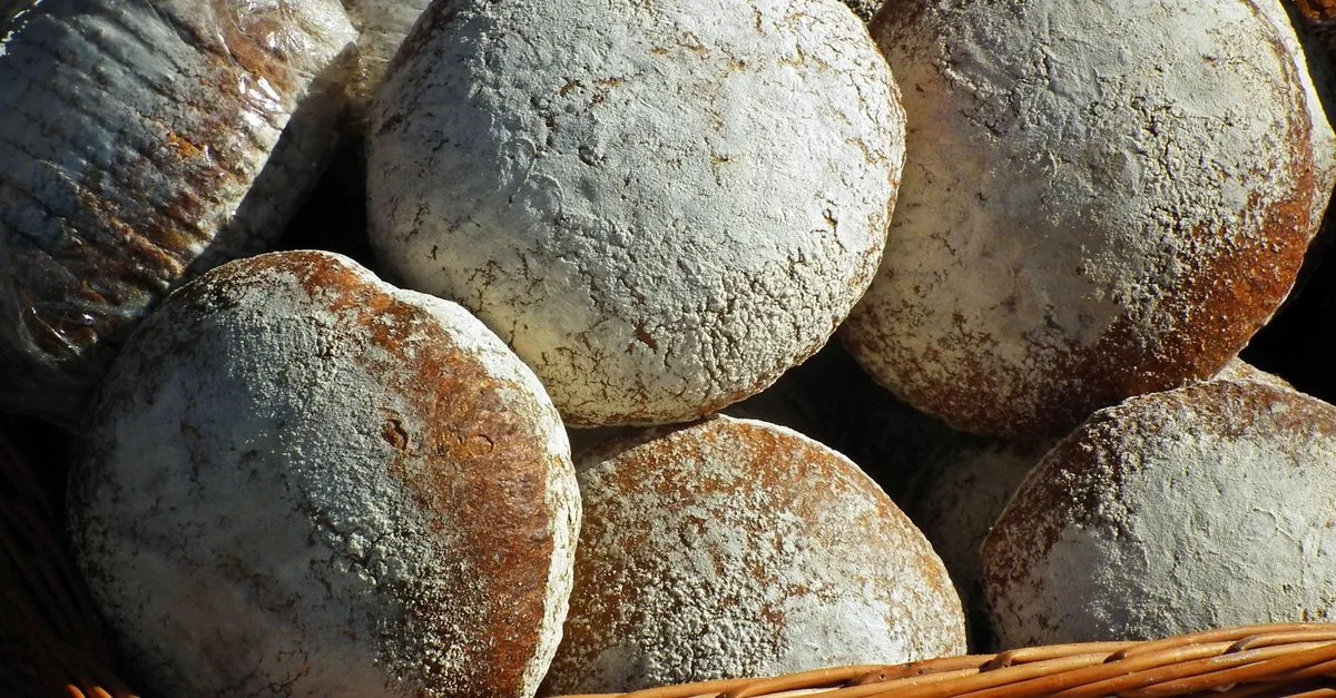découvrez notre sélection de pains frais et variés, préparés avec des ingrédients de qualité pour accompagner tous vos repas.
