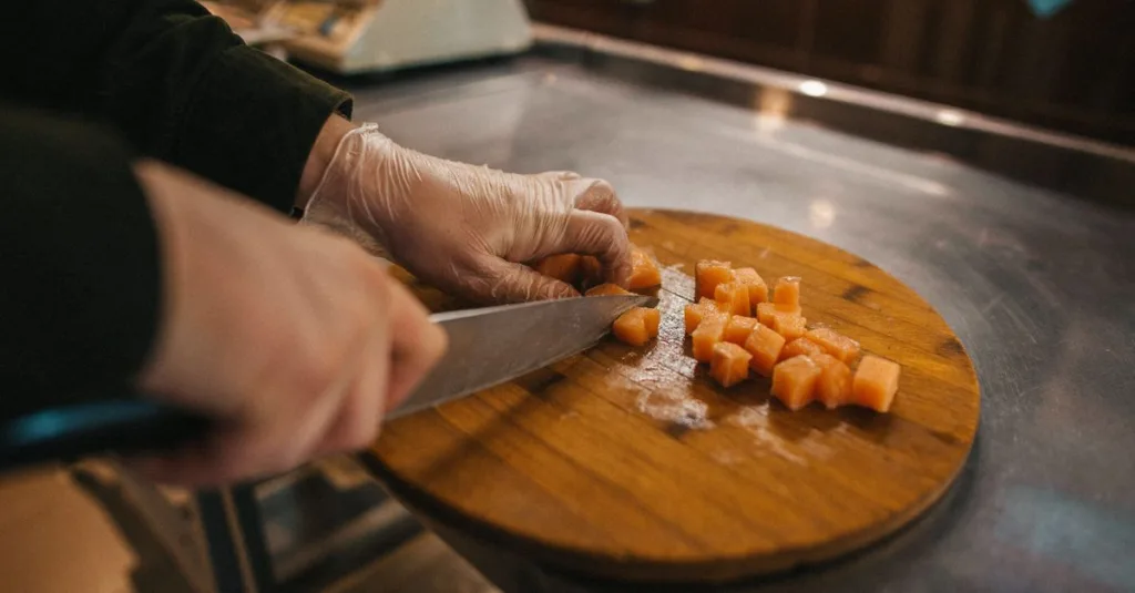découvrez le temps de cuisson idéal pour le saumon afin d'obtenir une texture parfaite, que ce soit au four, à la poêle ou au grill.