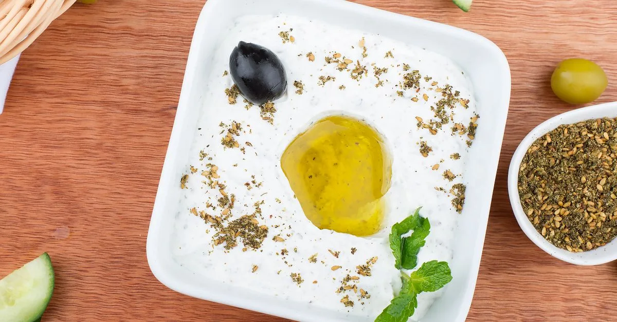 découvrez une sauce salade au yaourt sans huile, fraîche et crémeuse, idéale pour accompagner vos salades et légumes.
