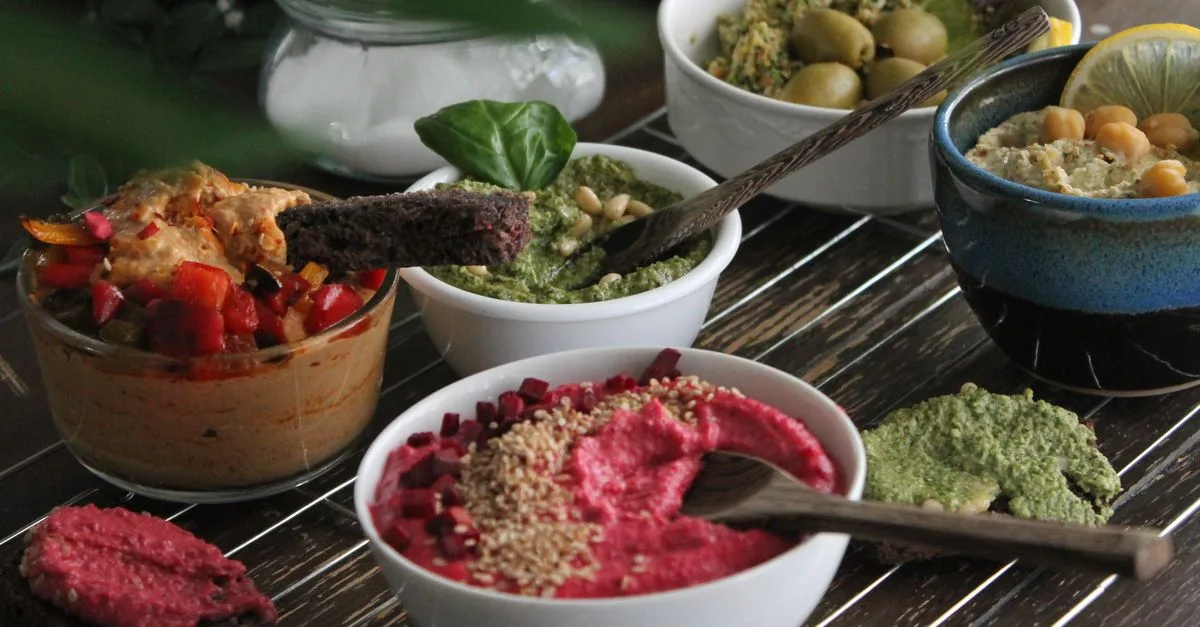 découvrez les meilleures alternatives aux pignons de pin pour préparer un pesto savoureux : noix, amandes, graines et autres options.