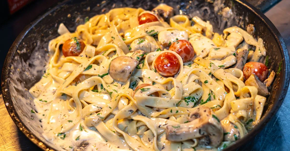 découvrez une sauce pour pâtes savoureuse, sans tomate ni crème, idéale pour varier les plaisirs et accompagner vos plats préférés.